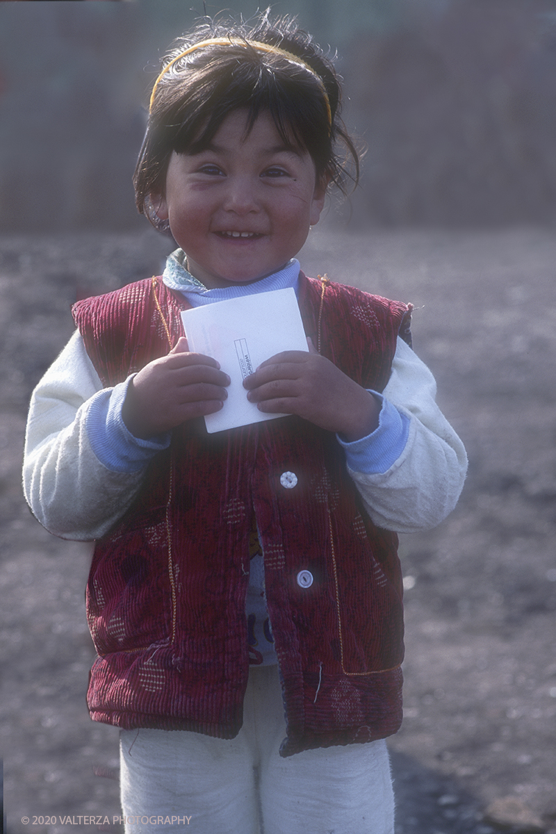 156 ter SIBERIA.jpg - Luglio/Agosto 1992. Siberia, terra dei Chukchi. Nell'oceano artico  125 Km a nord-est della penisola dei Chukchi (Siberia) c'Ã¨ l'isola di Wrangel, essa ospita piÃ¹ del doppio di specie vegetali (417) di qualsiasi territorio artico a paritÃ  di superficie nonchÃ¨ 30 specie diverse di uccelli oltre ad orsi polari, foche e trichechi ; per questo motivo   Ã¨ stata proclamata patrimonio dell'umanitÃ  dall'UNESCO. Nella foto Uelen bambine di etnia Chukchi.